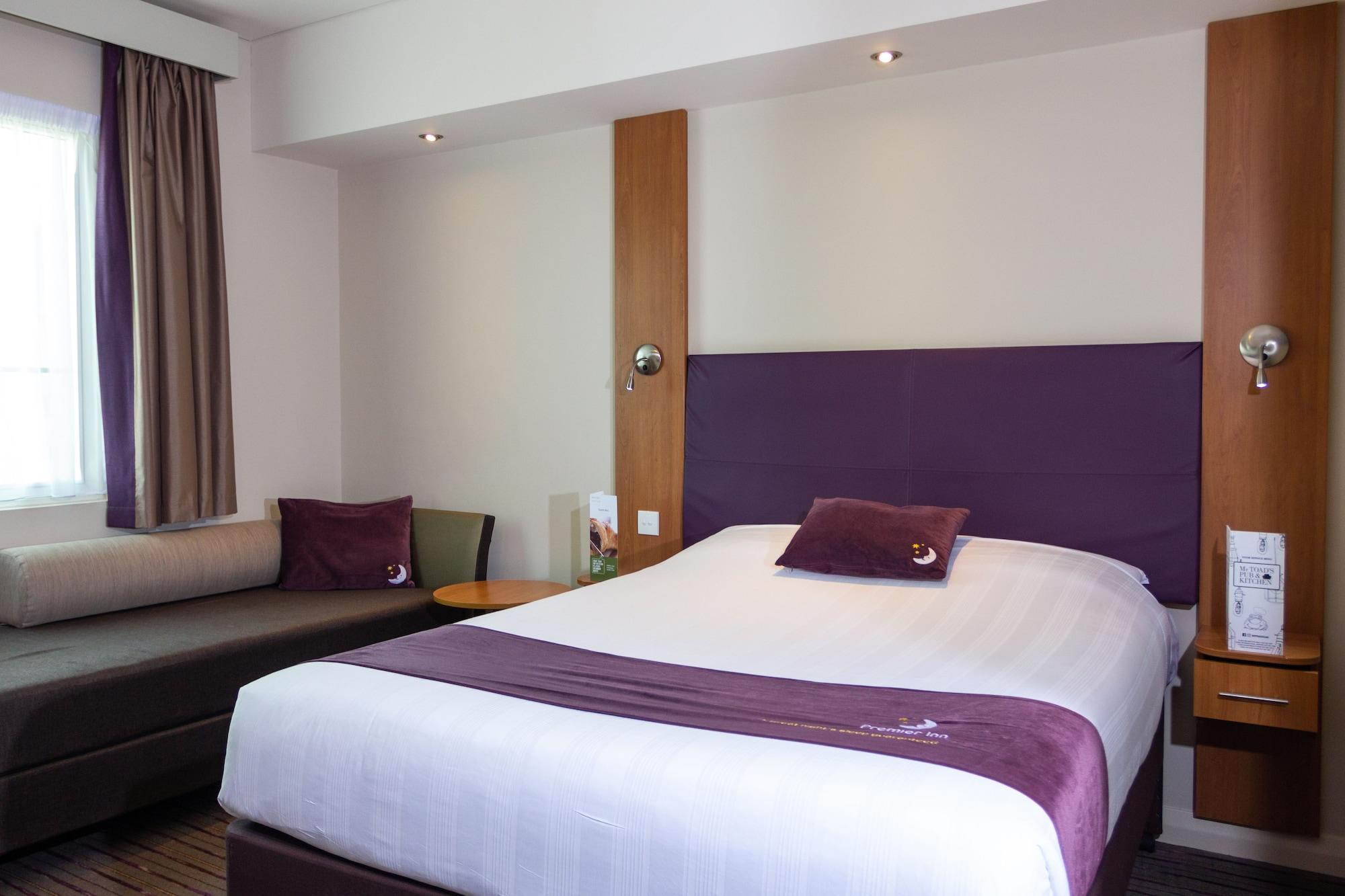 Premier inn airport. Premier Inn Dubai International Airport. Premier Inn Dubai Silicon. Premier Inn Dubai Silicon Oasis Hotel / Crew 3*.