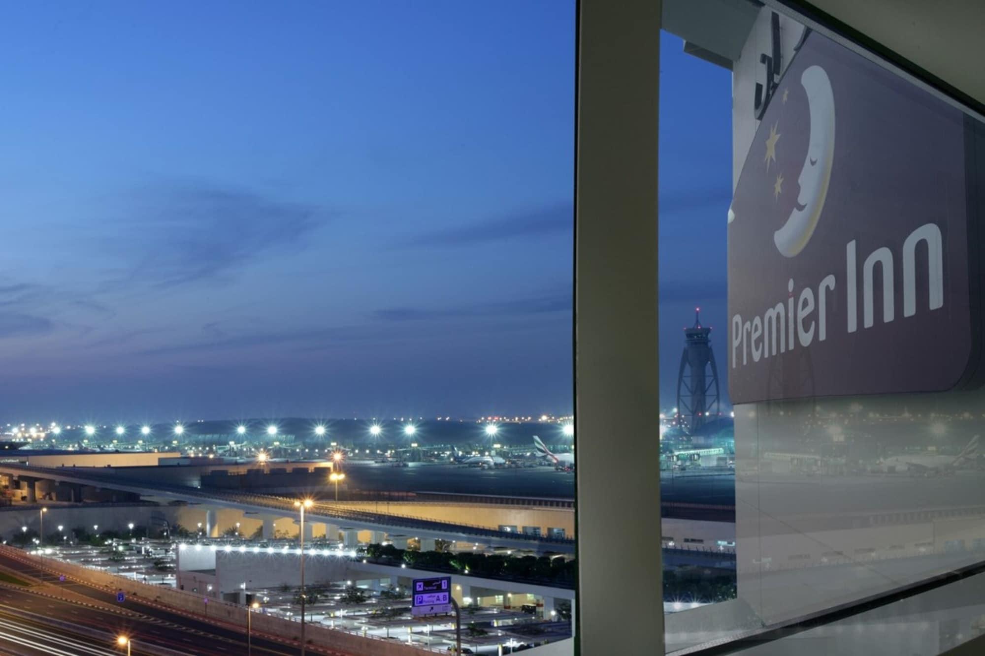 Premier inn airport. Premier Inn Dubai International Airport Дубай. Отели у аэропорта ОАЭ. Premier Inn Dubai International Airport ночной автобус. Аэропорт ОАЭ отель 3 небо.